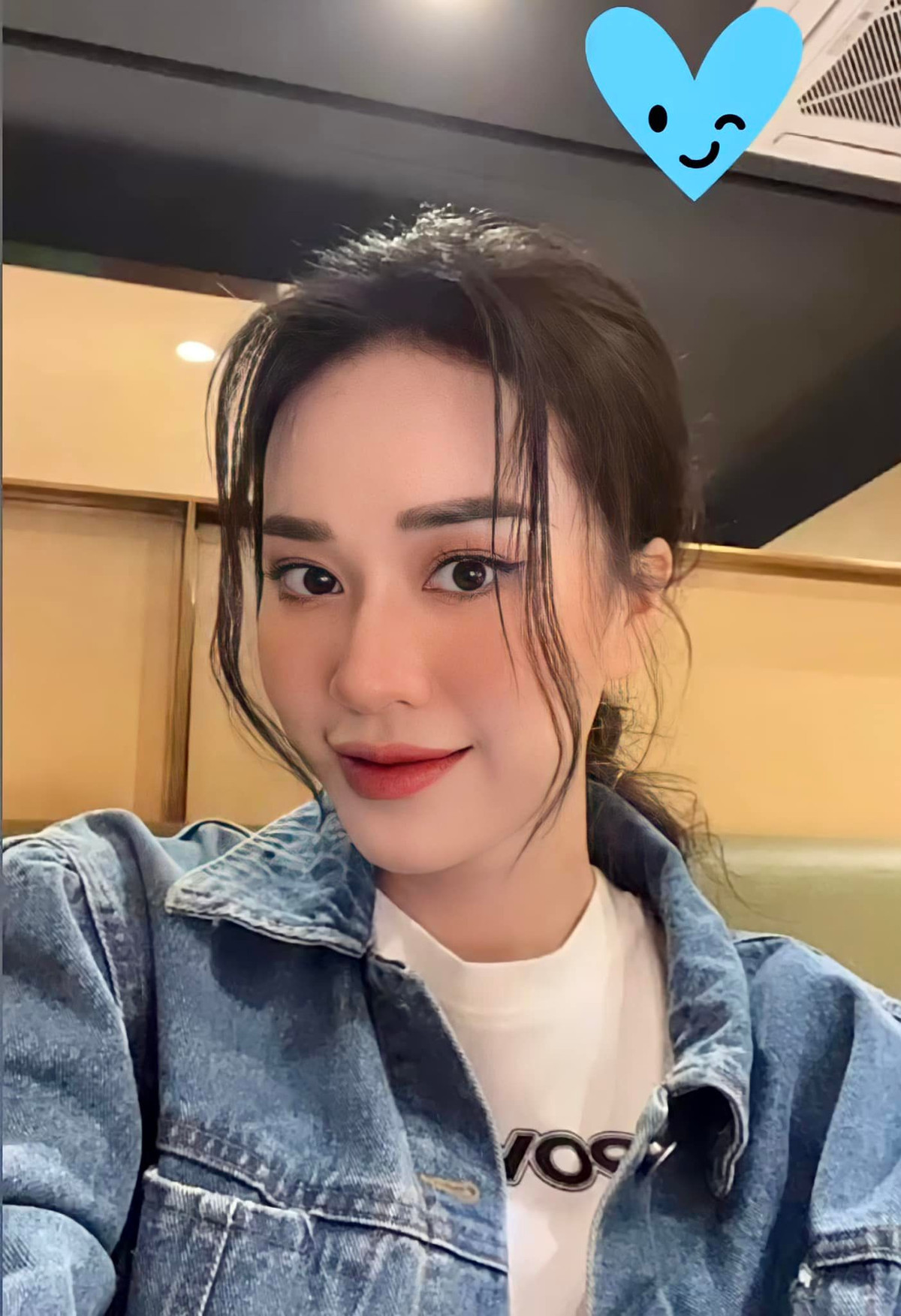 Mai Phương là một trong những gương mặt trẻ triển vọng của kênh truyền hình VTV6, cô sinh năm 1997, đang là nhân sự cứng của Bữa Trưa Vui Vẻ.