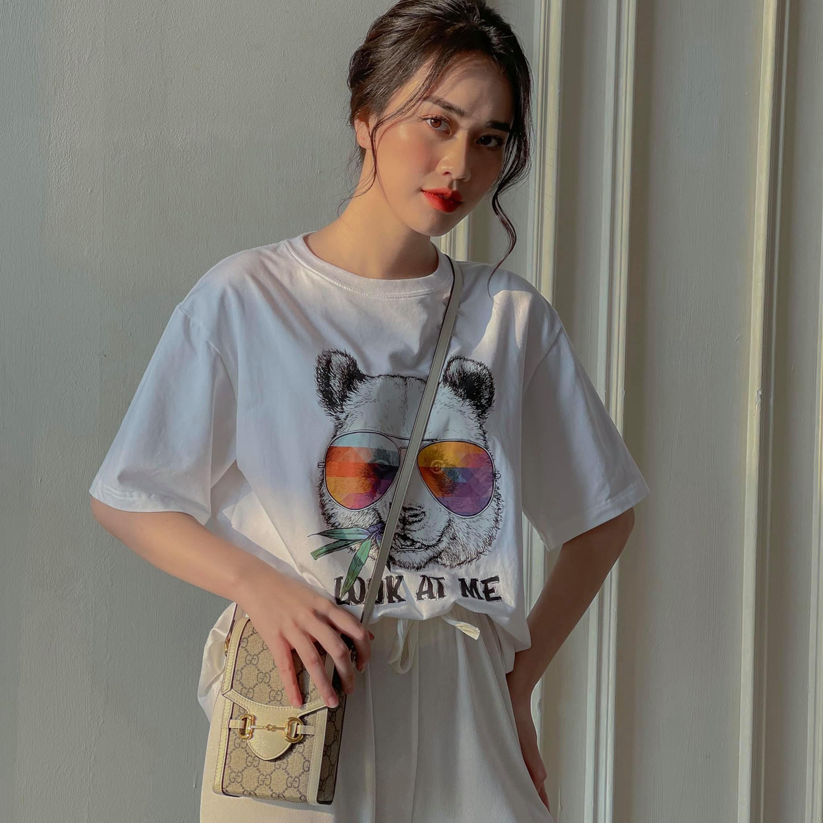 Ngay từ khi còn ngồi trên ghế nhà trường, Mai Phương đã khá nổi tiếng nhờ nhan sắc xinh đẹp.