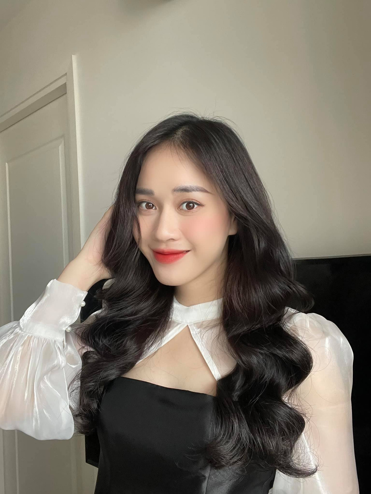 Chân dung nữ MC xinh nhất nhì VTV6, cô gây ấn tượng khi sở hữu vẻ đẹp ngọt ngào, trong sáng. Ảnh: FBNV