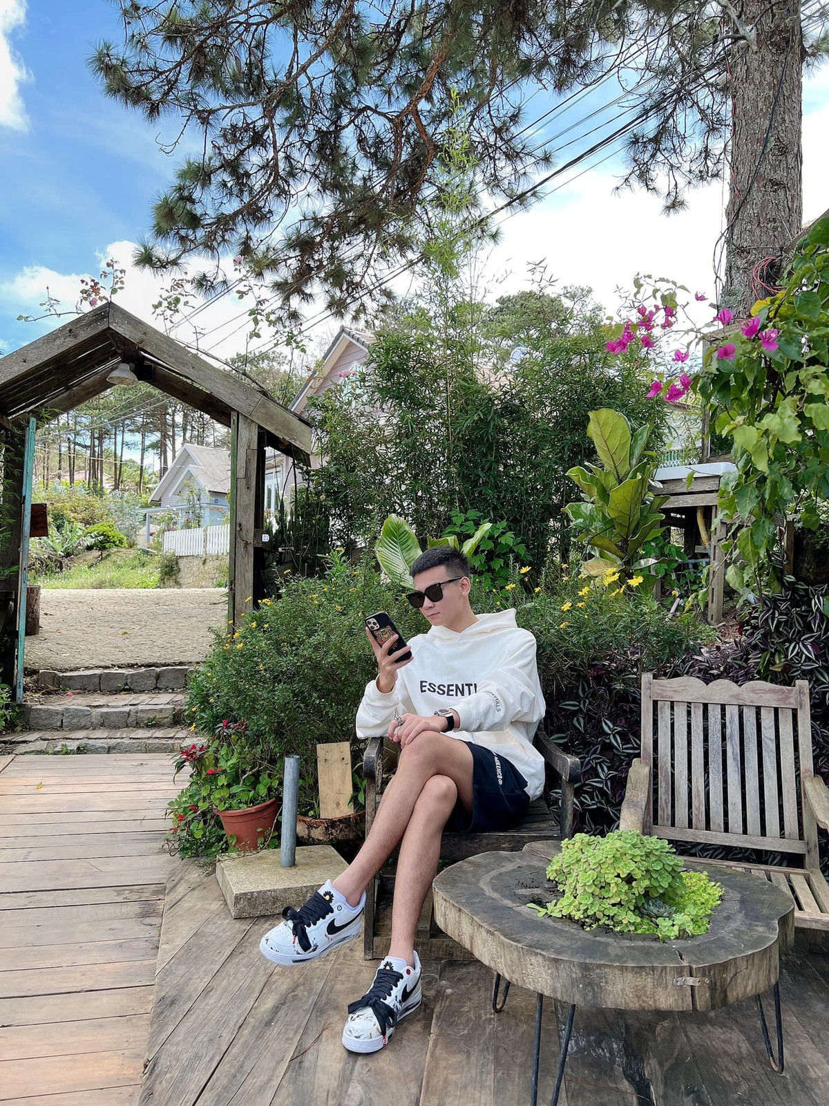 Dù bức ảnh không được chụp trực diện nhưng có thể thấy Quang Cuốn và cô gái này có những khoảnh khắc rất vui vẻ và hạnh phúc bên nhau. Bạn bè và người hâm mộ của anh chàng ngay lập tức vào chúc mừng nam streamer có người yêu.