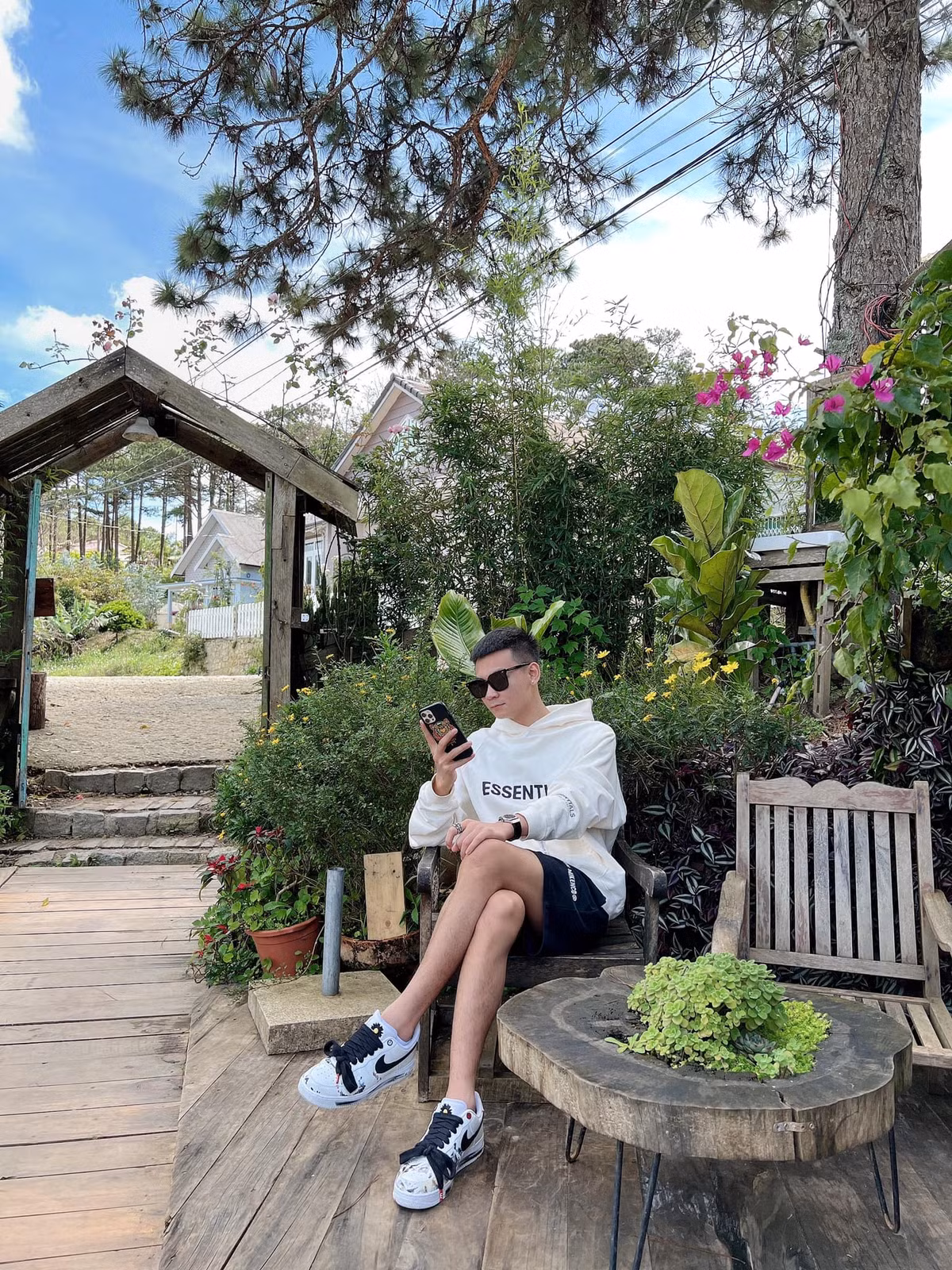 Dù bức ảnh không được chụp trực diện nhưng có thể thấy Quang Cuốn và cô gái này có những khoảnh khắc rất vui vẻ và hạnh phúc bên nhau. Bạn bè và người hâm mộ của anh chàng ngay lập tức vào chúc mừng nam streamer có người yêu.