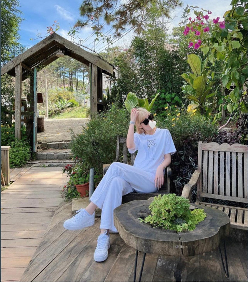 Sau khi bị netizen bàn luận, Quang Cuốn cũng lên tiếng khẳng định đây không phải là người yêu anh chàng. Đồng thời danh tính của gái xinh này được cư dân mạng tìm ra nhanh chóng.