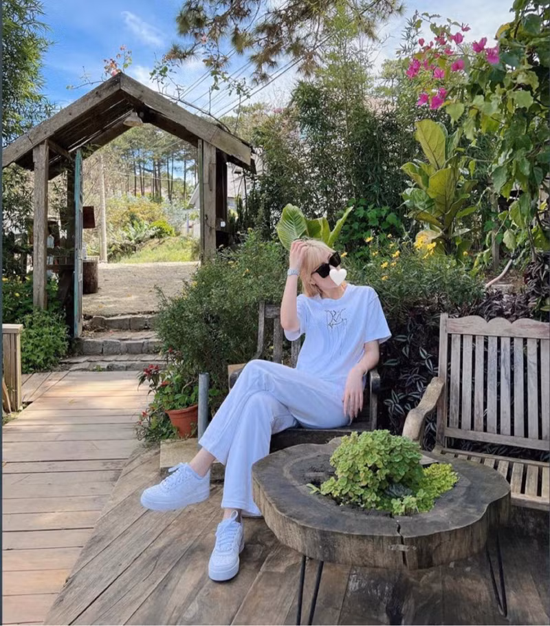 Sau khi bị netizen bàn luận, Quang Cuốn cũng lên tiếng khẳng định đây không phải là người yêu anh chàng. Đồng thời danh tính của gái xinh này được cư dân mạng tìm ra nhanh chóng.