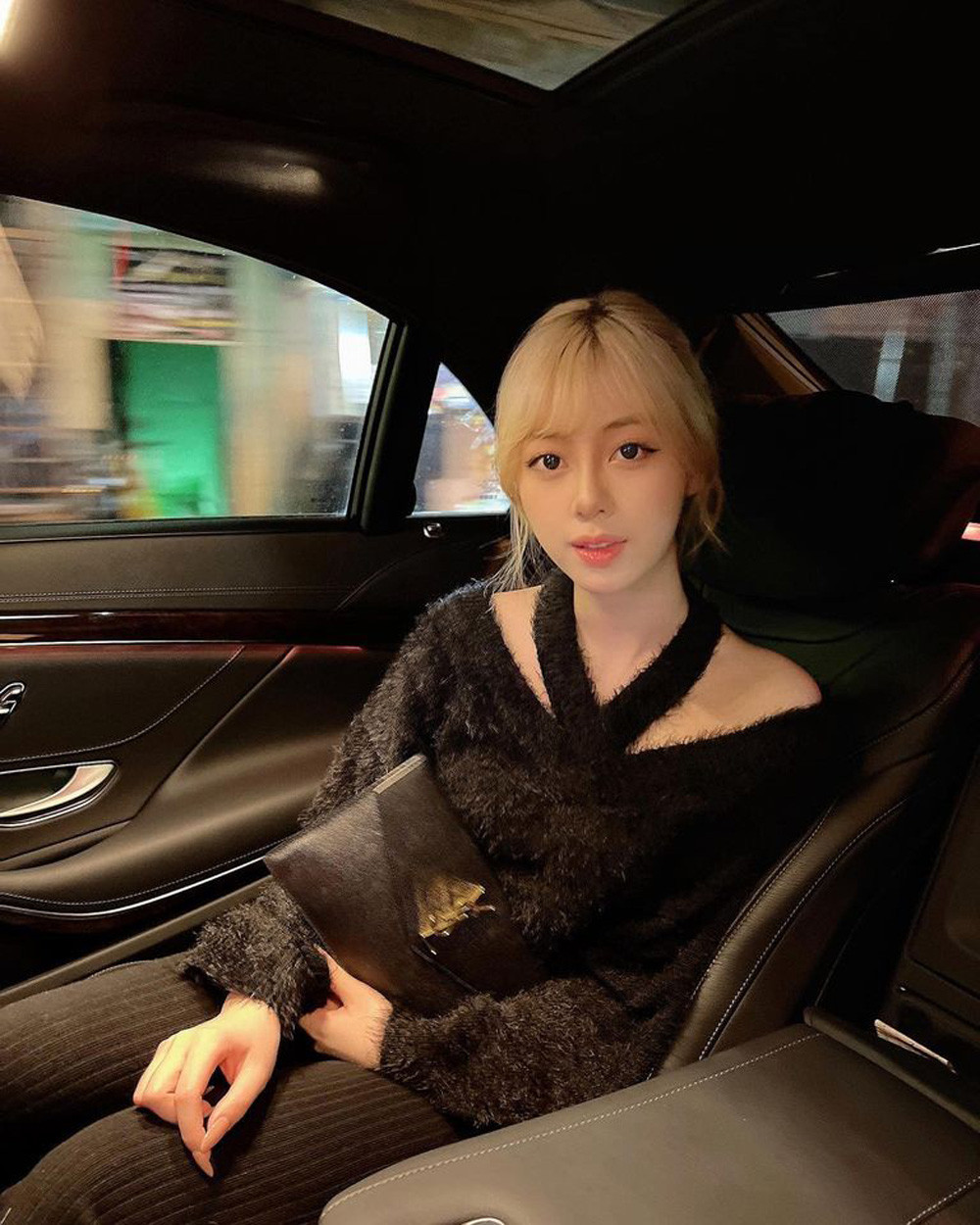 Cô gái ngồi bên cạnh Quang Cuốn là Mimi Phạm, sinh năm 2001 hiện đang sinh sống ở Sài Gòn. Mimi cũng được biết đến là em kết nghĩa của Linh Ngọc Đàm.