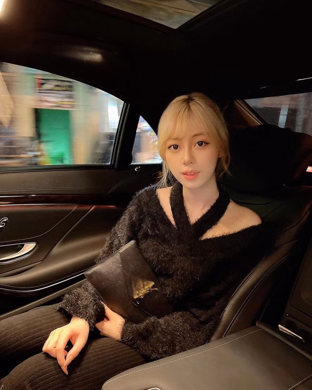 Cô gái ngồi bên cạnh Quang Cuốn là Mimi Phạm, sinh năm 2001 hiện đang sinh sống ở Sài Gòn. Mimi cũng được biết đến là em kết nghĩa của Linh Ngọc Đàm.