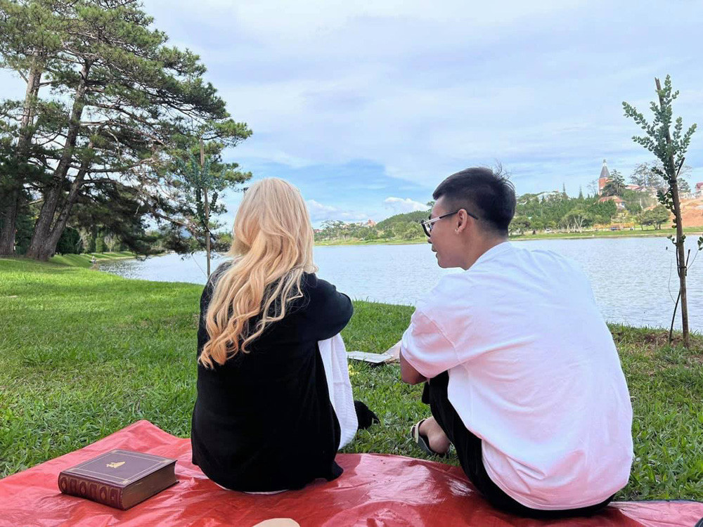 Cách đây ít ngày, nam streamer Quang Cuốn - tình cũ "Đàm tổng" đăng ảnh ngồi cạnh một cô gái có mái tóc dài vàng trong chuyến vi vu Đà Lạt gây chú ý.
