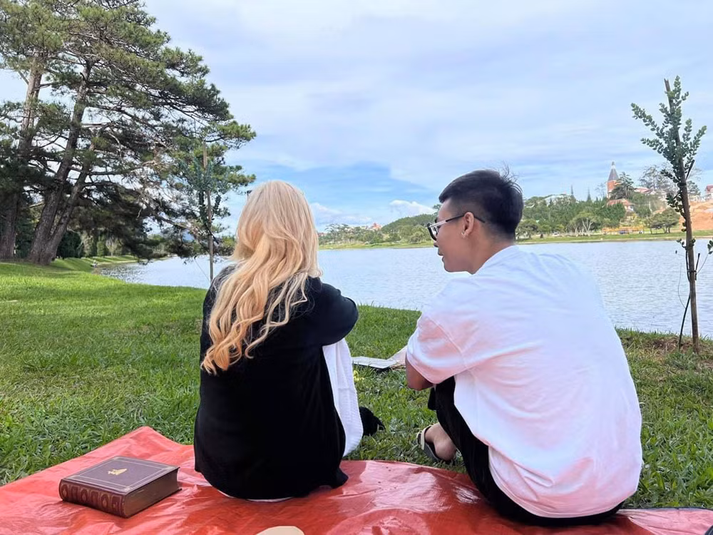 Cách đây ít ngày, nam streamer Quang Cuốn - tình cũ "Đàm tổng" đăng ảnh ngồi cạnh một cô gái có mái tóc dài vàng trong chuyến vi vu Đà Lạt gây chú ý.