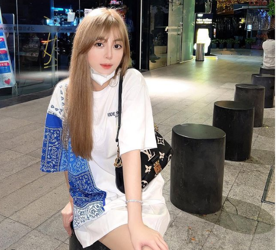 Mimi Phạm gây ấn tượng với mái tóc dài, vàng óng.