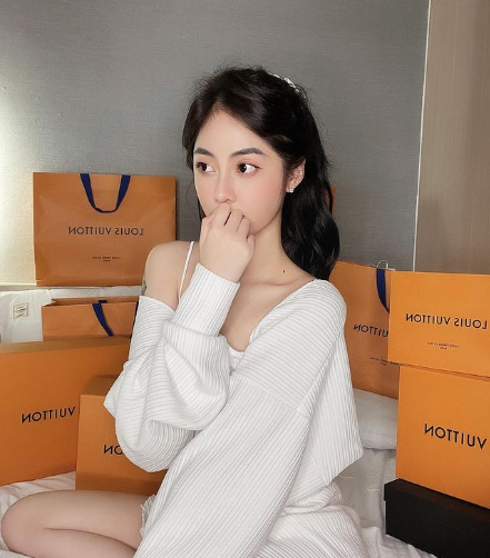 Mỗi hình ảnh đời thường của em gái kết nghĩa Linh Ngọc Đàm nhận về hàng tá lượt like và bình luận khen ngợi. Ảnh: Tổng hợp