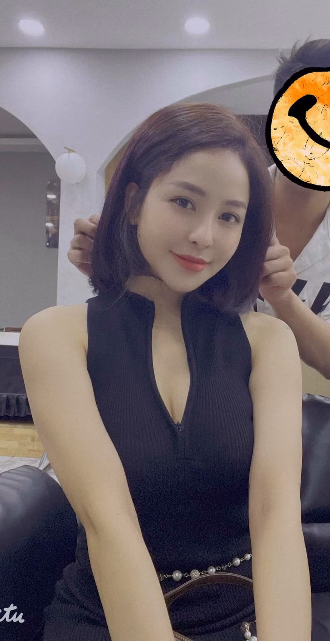 Facebook cá nhân của cô chủ yếu cập nhật những hình ảnh đi chơi golf, tụ họp với bạn bè cùng những dòng trạng thái vui vẻ.