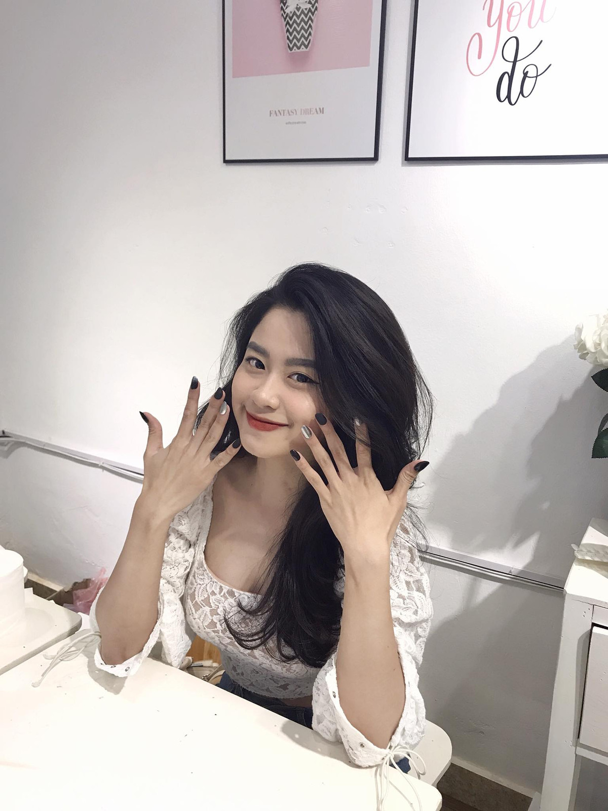 Trước đó, Hàn Hằng là gái xinh luôn theo phong cách gợi cảm, cô nàng thường xuyên gây bão cõi mạng với loạt hình ảnh quyến rũ cùng body chuẩn chỉnh.