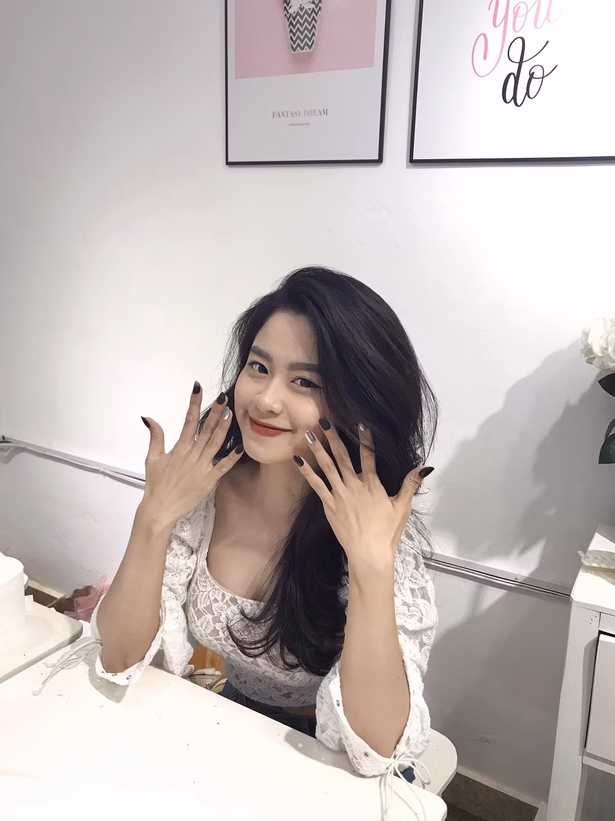 Trước đó, Hàn Hằng là gái xinh luôn theo phong cách gợi cảm, cô nàng thường xuyên gây bão cõi mạng với loạt hình ảnh quyến rũ cùng body chuẩn chỉnh.