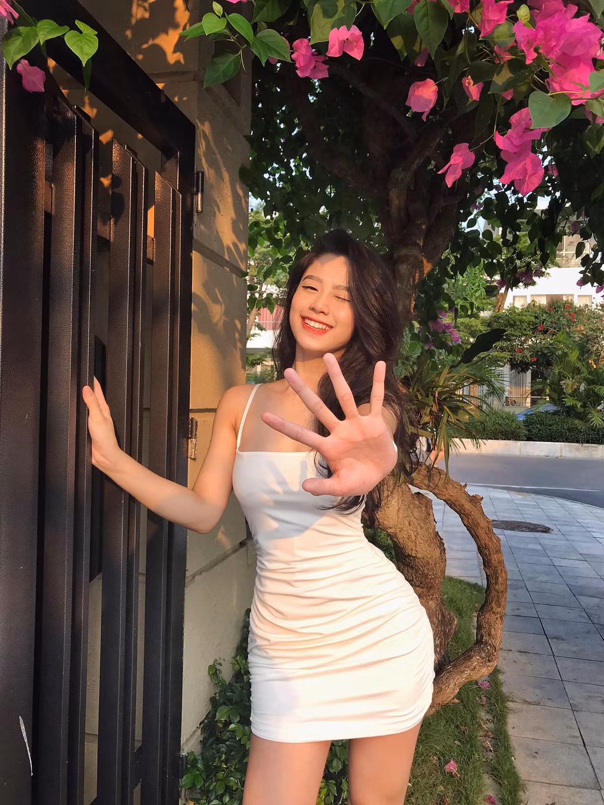 Đầu tháng 4/2020, Hàn Hằng vướng nghi vấn hẹn hò với Vlogger đình đám Huyme - anh trai Trang Lou.