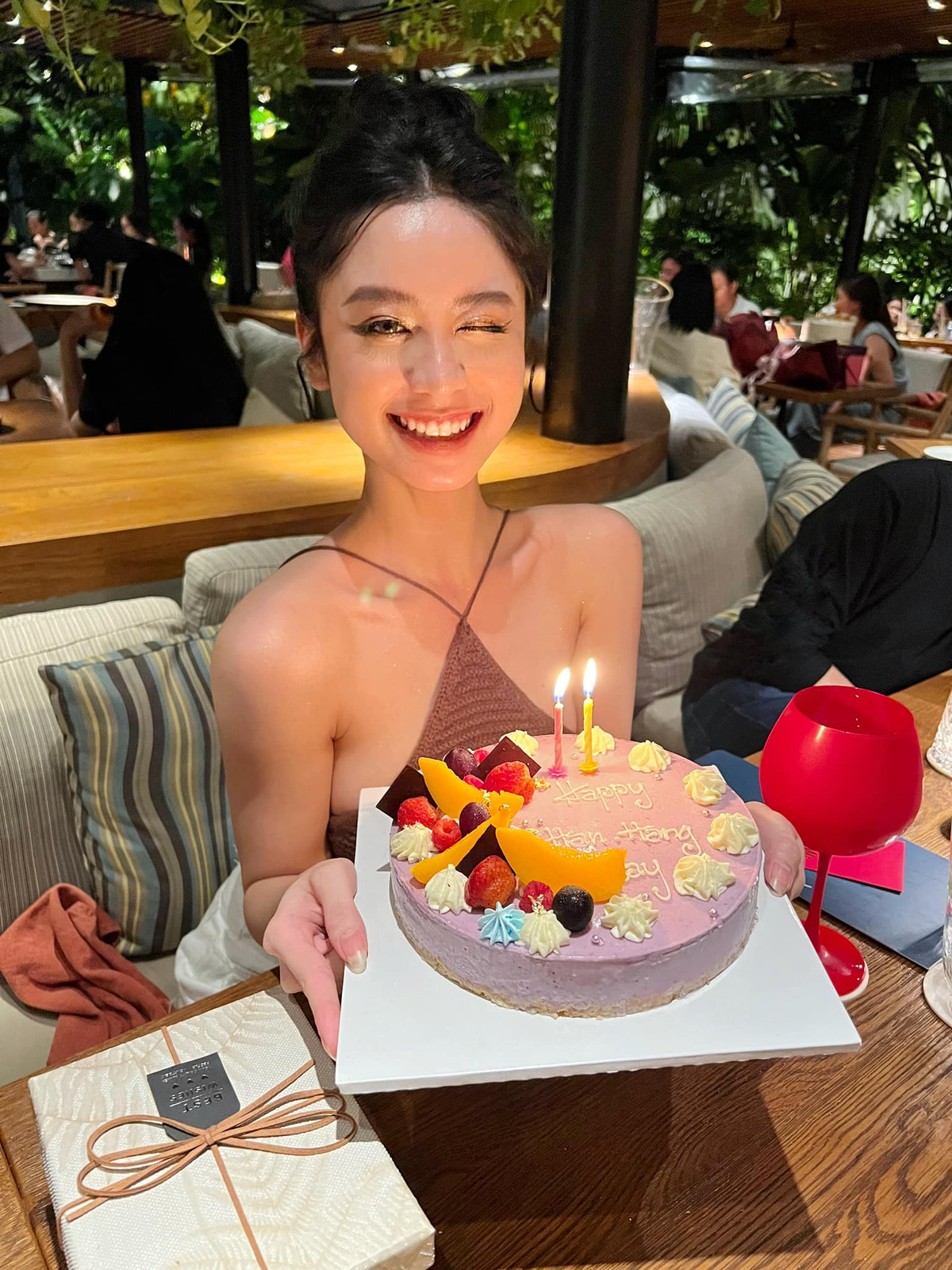 Mới đây sau gần 2 năm "mất tích", hot girl Hàn Hằng đã comeback vào đúng dịp sinh nhật của mình. Bên cạnh màn tái xuất đầy bất ngờ Hàn Hằng cũng khiến nhiều người chú ý bởi nhan sắc có phần khác lạ hơn trước kia.