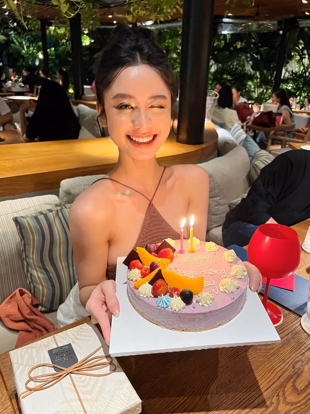 Mới đây sau gần 2 năm "mất tích", hot girl Hàn Hằng đã comeback vào đúng dịp sinh nhật của mình. Bên cạnh màn tái xuất đầy bất ngờ Hàn Hằng cũng khiến nhiều người chú ý bởi nhan sắc có phần khác lạ hơn trước kia.