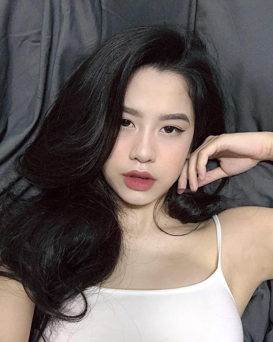 Hiện tại, ở tuổi 22, Hàn Hằng trông vẫn xinh đẹp, rạng rỡ dù cô nàng có sụt cân và thân hình mảnh mai hơn.