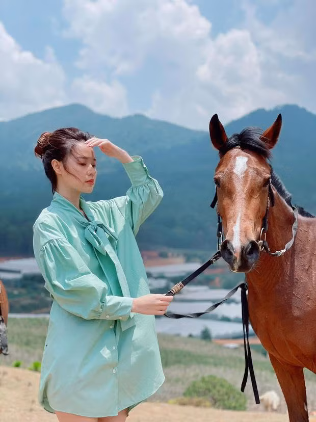 Chiếc blouse form rộng rãi, được mặc theo kiểu giấu quần, giúp Midu khoe đôi chân thon dài, toát lên vẻ năng động, trẻ trung.