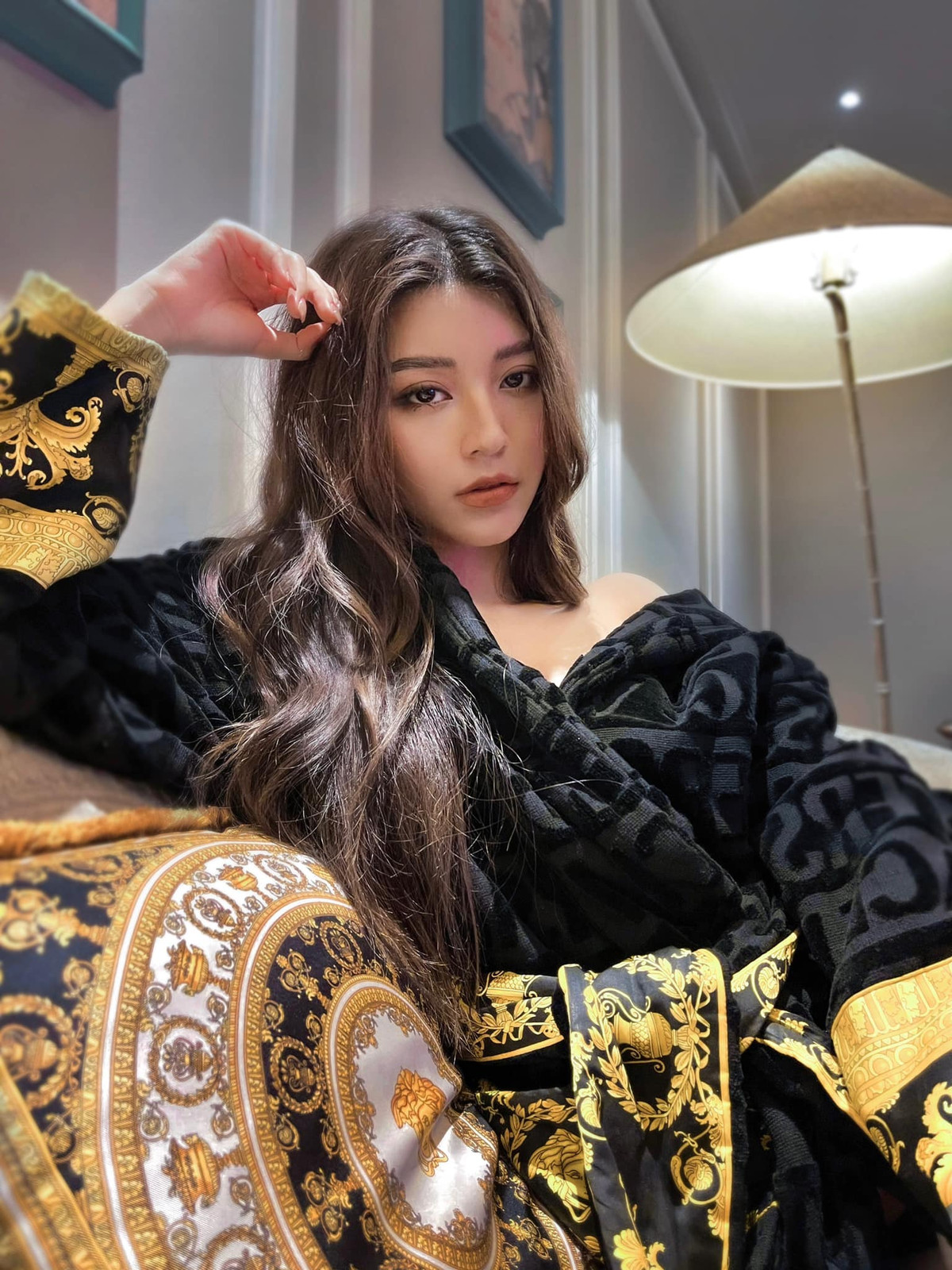 Cô nàng sở hữu vẻ đẹp quyến rũ, điểm nhấn là sống mũi cao và đôi mắt sâu, to tròn.