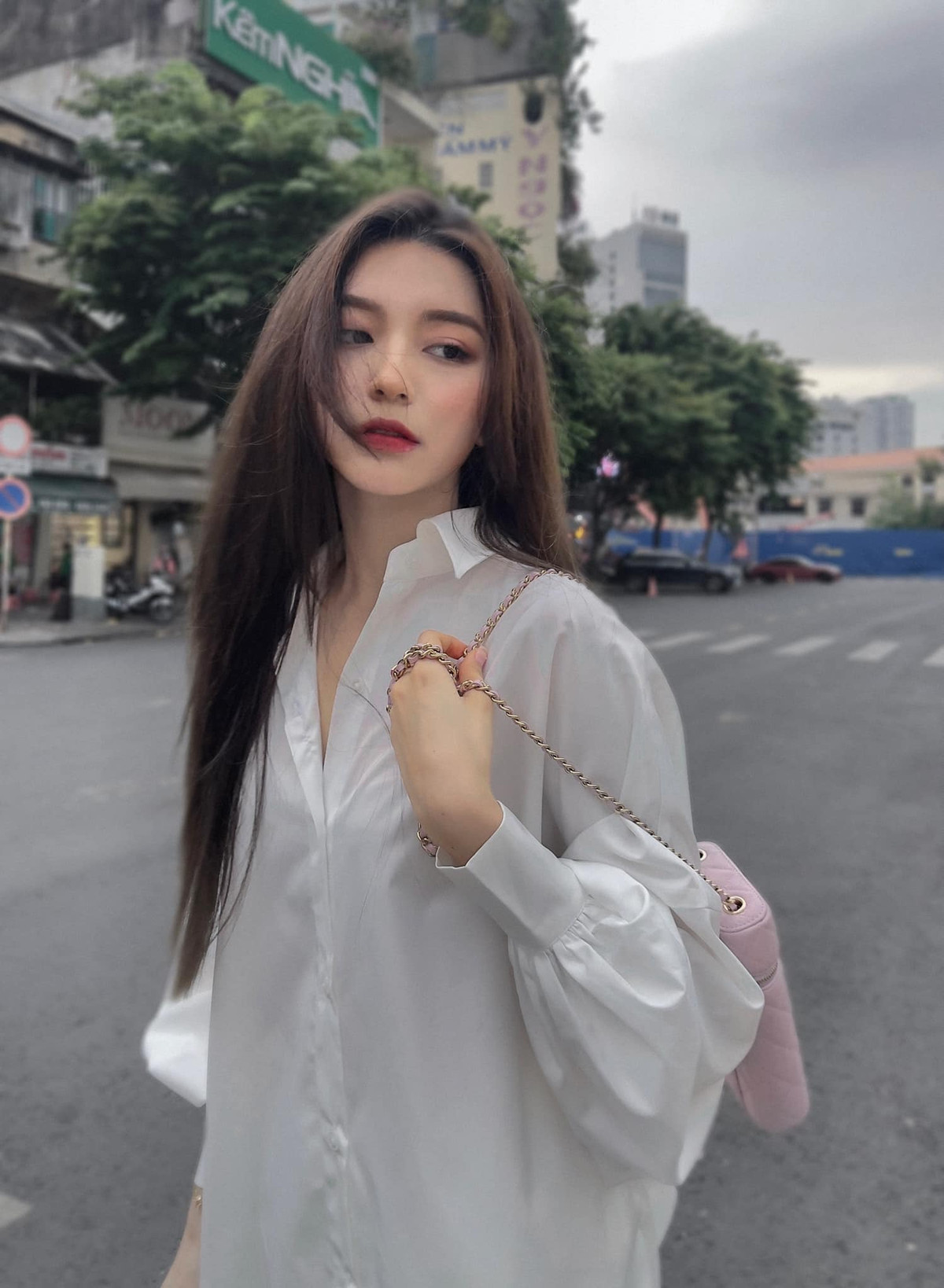 Được biết, sau một thời gian làm mẫu ảnh, hot girl 10X lấn sân sang lĩnh vực kinh doanh online và hiện là chủ của 3 thương hiệu thời trang, làm đẹp. Ảnh: Tổng hợp