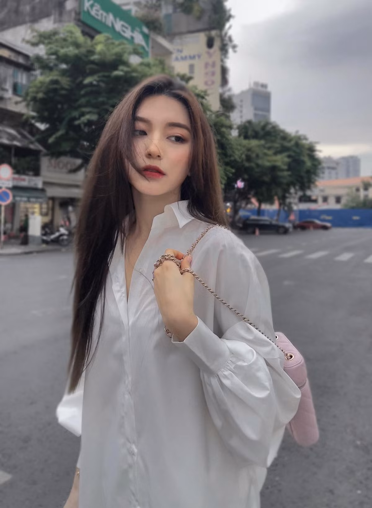 Được biết, sau một thời gian làm mẫu ảnh, hot girl 10X lấn sân sang lĩnh vực kinh doanh online và hiện là chủ của 3 thương hiệu thời trang, làm đẹp. Ảnh: Tổng hợp