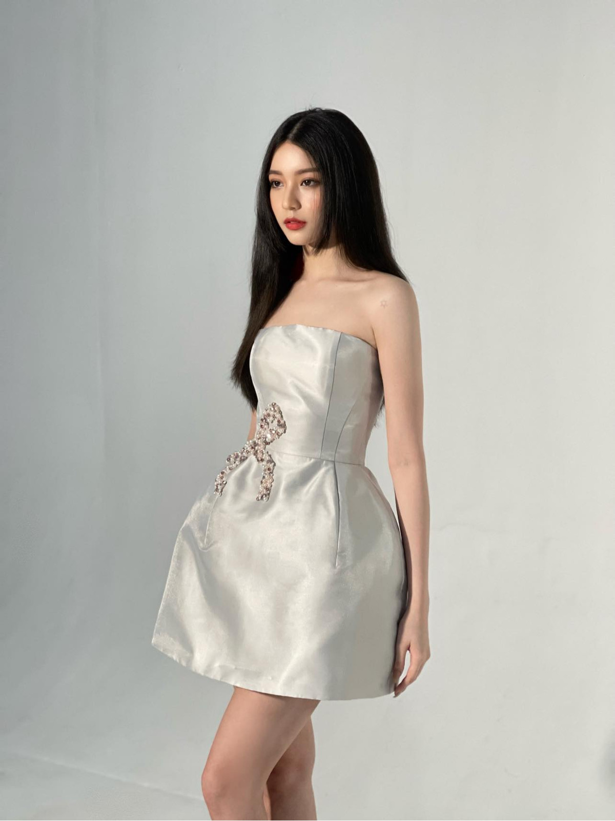 Khi lộ diện trong loạt story của bạn bè, Bâu thậm chí còn xuất thần hơn, điển hình như khoảnh khắc cô nàng thổi nến hay khám phá bí mật bên trong chiếc bánh kem được bạn bè tặng.