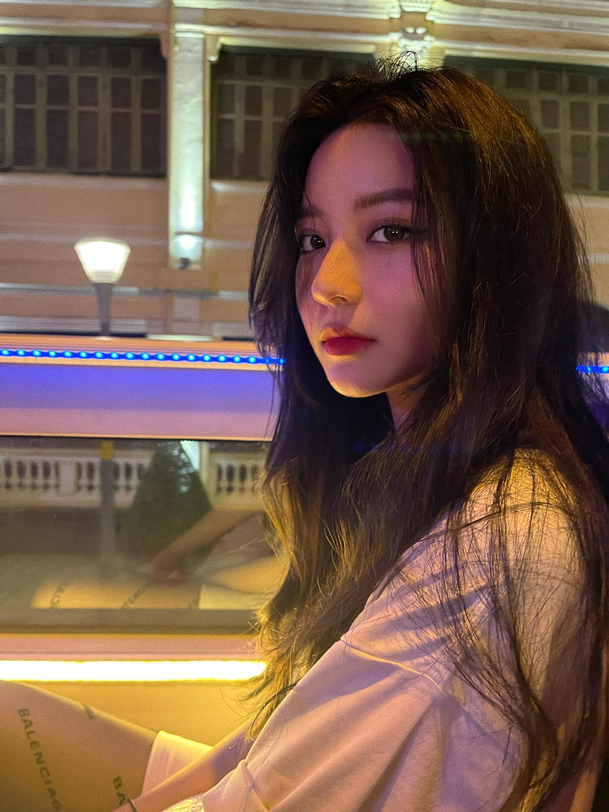 Bâu là hot girl sinh năm 2000. Cô nàng nổi đình đám nhờ sở hữu nhan sắc xinh đẹp được ví như nữ thần.