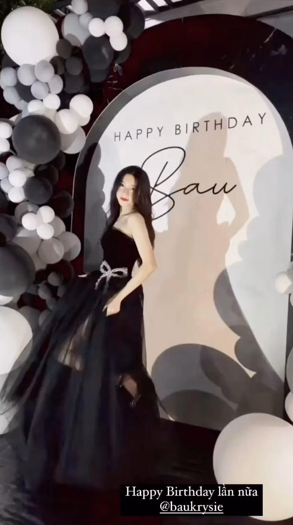 Xuất hiện trong loạt ảnh này, gái xinh Gen Z đã khoe trọn được gương mặt thanh tú, hài hòa không góc chết.