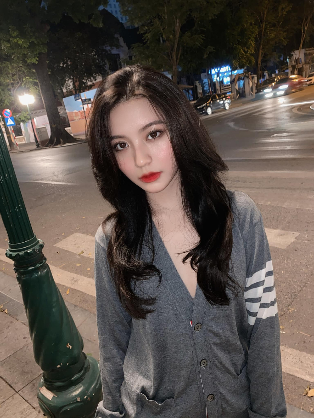 Hot girl Bâu được đông đảo cư dân mạng biết đến khi còn là nữ sinh của trường THPT Nguyễn Chí Thanh, TP HCM.