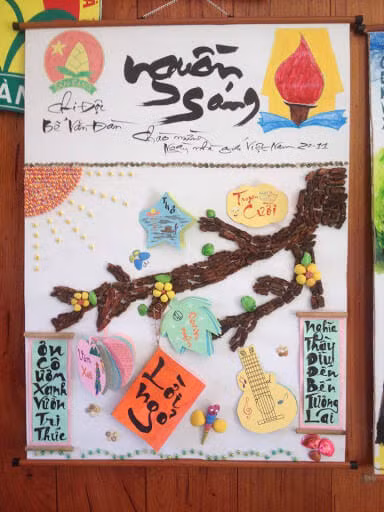 Toàn bộ những bài thơ, nét vẽ trên tờ báo tường đều là do học trò tự thiết kế.