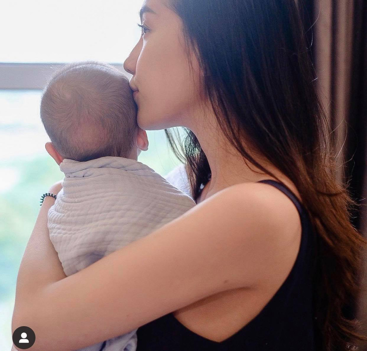 Mie Nguyễn cũng khá thẳng thắn chia sẻ về vóc dáng của mình, khi một mẹ "bỉm sửa" hỏi Mie Nguyễn về bí quyết giảm cân sinh sinh thì hot girl này tiết lộ hiện tại bụng của cô vẫn giống bầu 4 tháng.