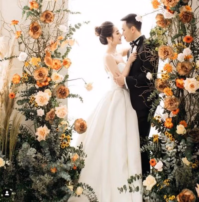 Hậu chia tay JVevermind, cựu hot girl Mie Nguyễn đã tìm được hạnh phúc mới bên Dũng Anh. Cả hai quen nhau khi còn du học tại Boston, Mỹ. Sau một thời gian dài hẹn hò, hot girl này tổ chức đám cưới linh đình vào tháng 11/2019.