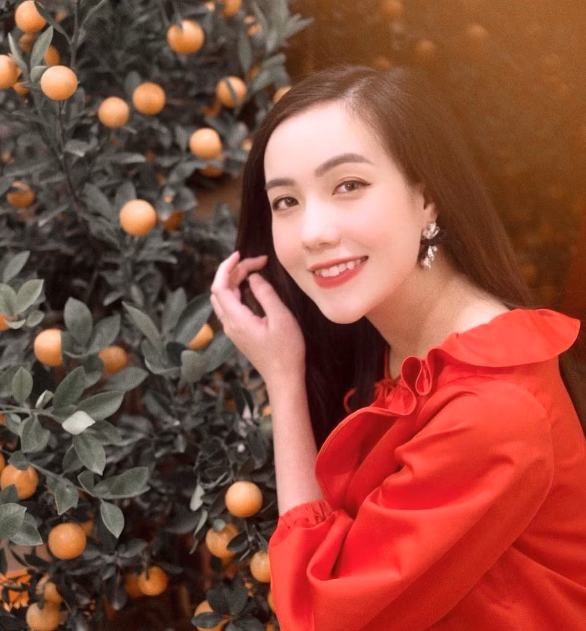 Mie Nguyễn sinh năm 1994, năm 14 tuổi, cô đã tập làm mẫu ảnh và đến năm 2010 thì giành quán quân cuộc thi Ngôi sao thời trang.