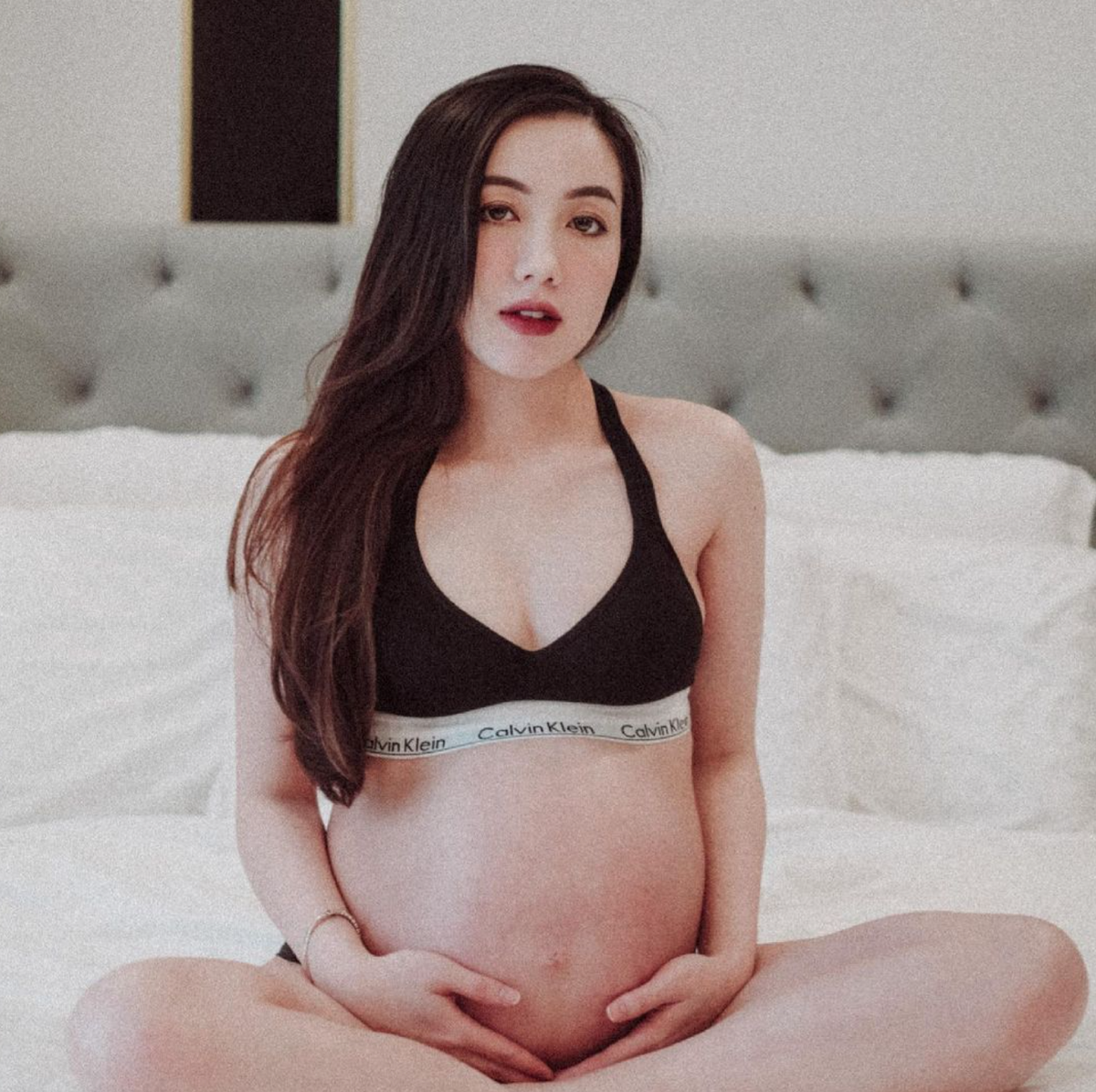 Thời gian mang bầu, Mie rất chịu khó chụp nhiều ảnh kỷ niệm với em bé trong bụng.