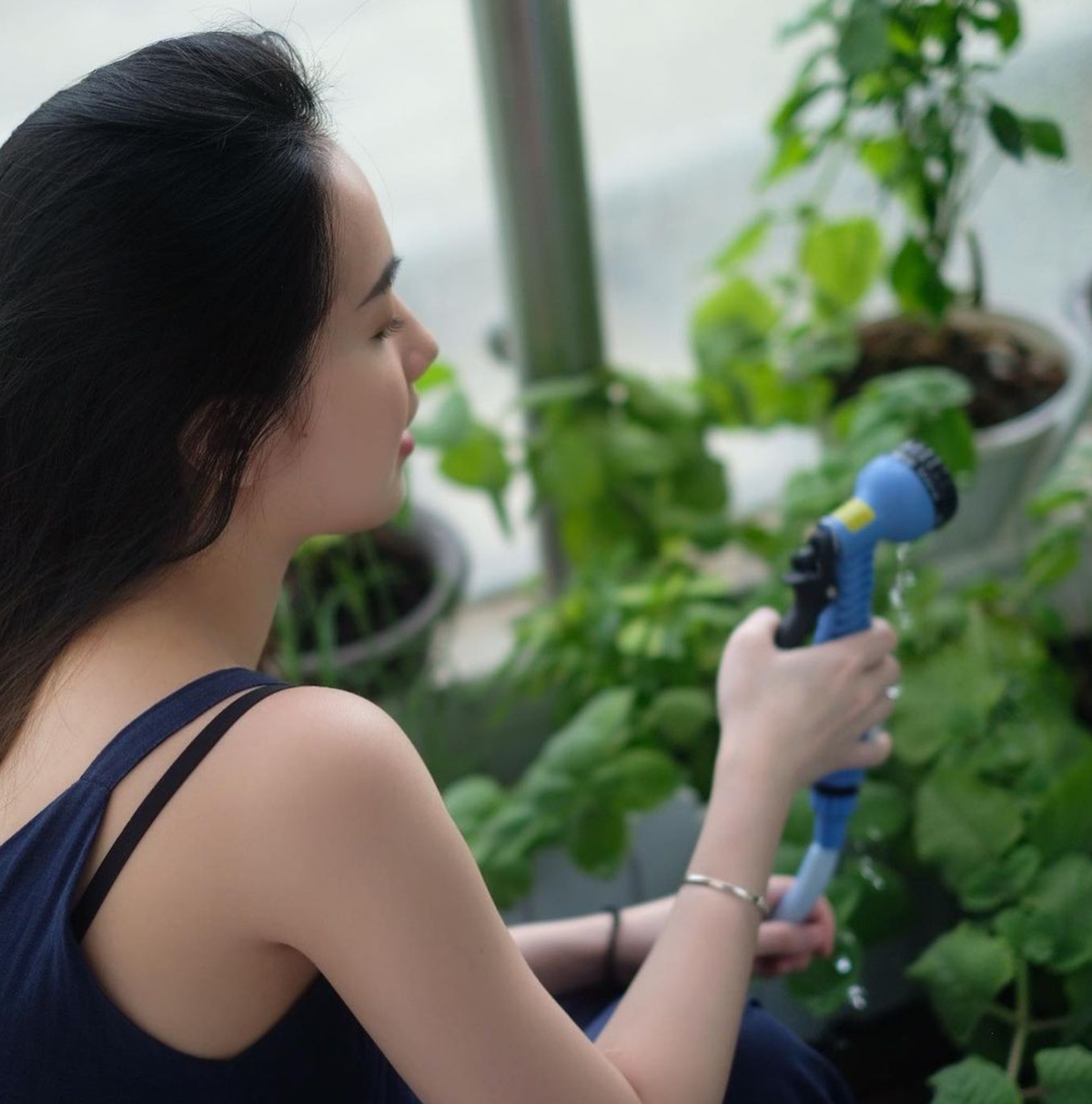 Suốt thời gian mang thai đến khi đã sinh con được một tháng, các fan không hề nhận ra sự thay đổi của hot girl, thậm chí một số bạn bè cũng không biết cô đã có bầu.