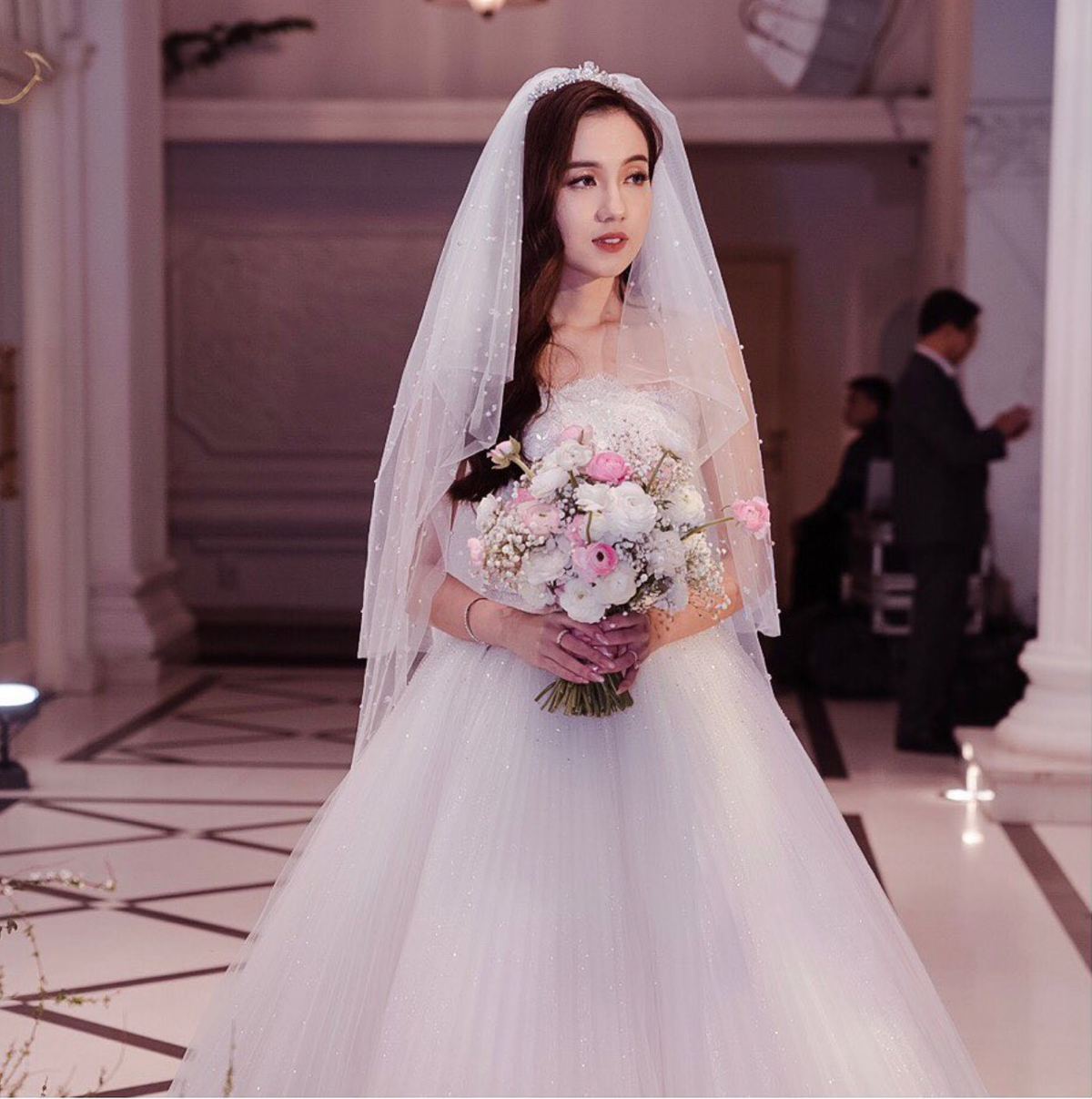 Chồng Mie là Dũng Anh, bằng tuổi. Được biết anh có xuất thân trong gia đình giàu có. Ảnh: IGNV