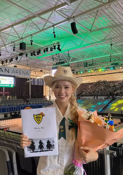 Trên trang cá nhân của mình, Ngọc Trang chia sẻ những hình ảnh tham dự dạ vũ prom - lễ trưởng thành cùng các bạn học và buổi lễ tốt nghiệp, nhận bằng, tri ân thầy cô gây chú ý.