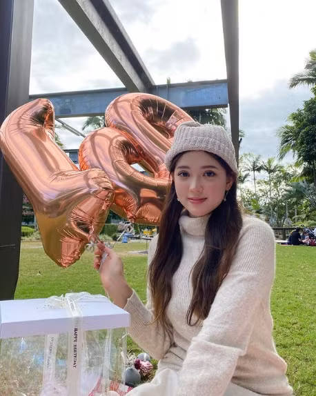 Ngoại hình xinh đẹp, hot girl lai Việt Nam - Hà Lan cũng thỉnh thoảng nhận lời đi làm mẫu cho một số thương hiệu thời trang.