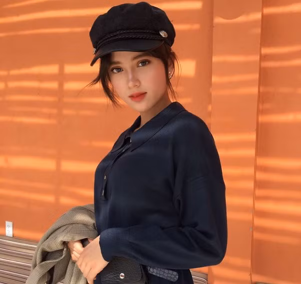 Trước đó, cô nàng nổi tiếng trên mạng xã hội từ khi còn là học sinh cấp ba với vẻ đẹp lai đầy cuốn hút.