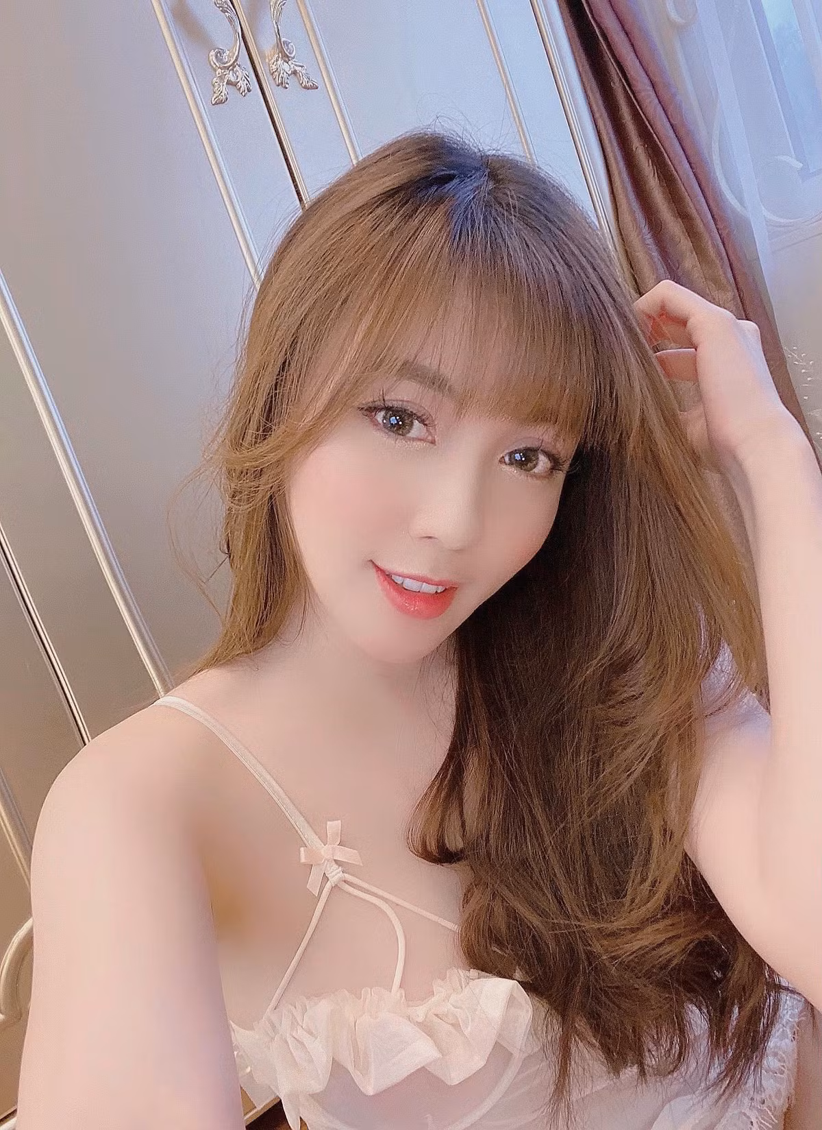 Trái ngược với vẻ thuỳ mị, kín đáo trên giảng đường đại học, ngoài đời, Âu Hà My là người có phong cách khá bốc lửa.