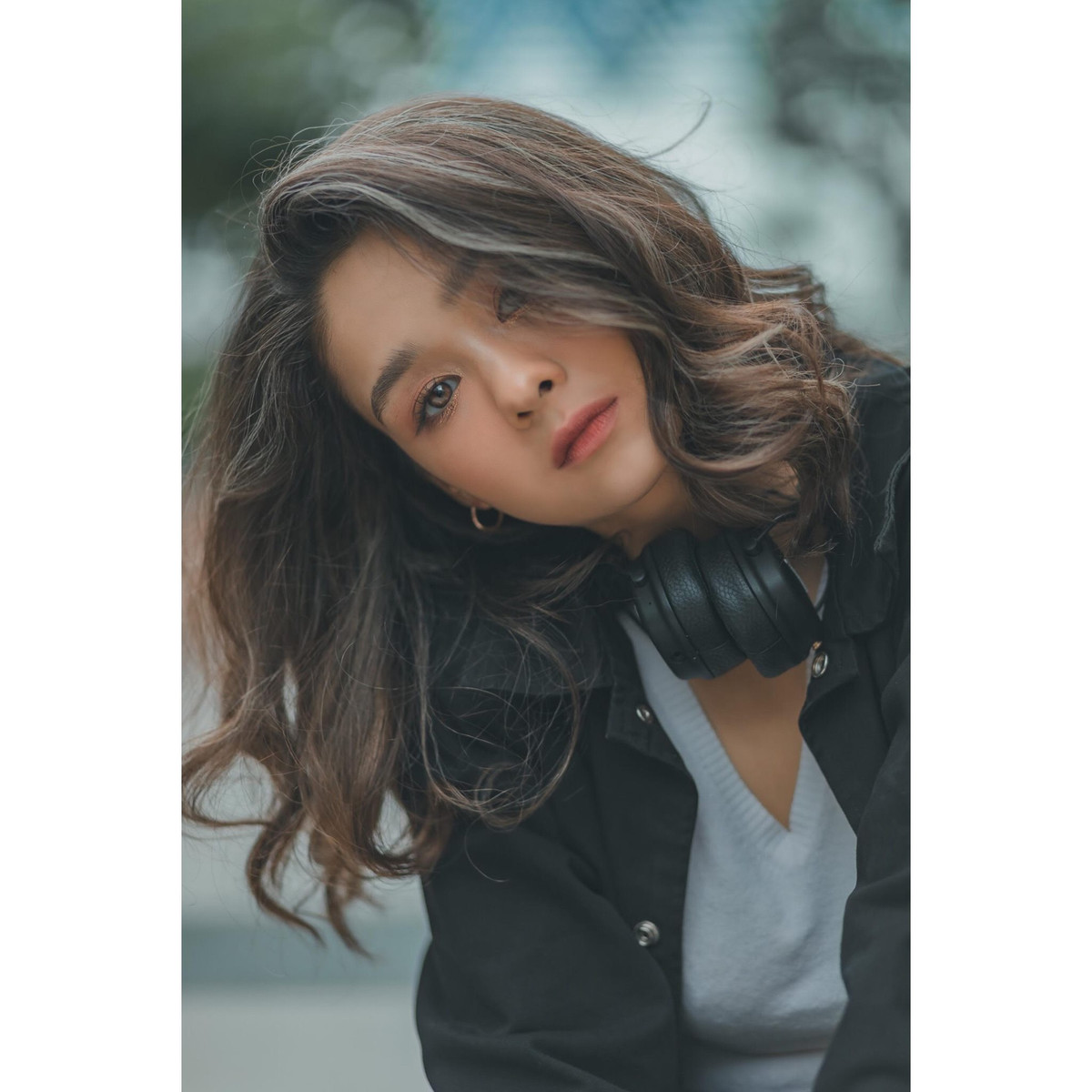 Ấn tượng về Emily trong lần gặp đầu tiên là chiều cao 1m72 ấn tượng, mái tóc xoăn tự nhiên, đôi mắt nâu sáng ngời.