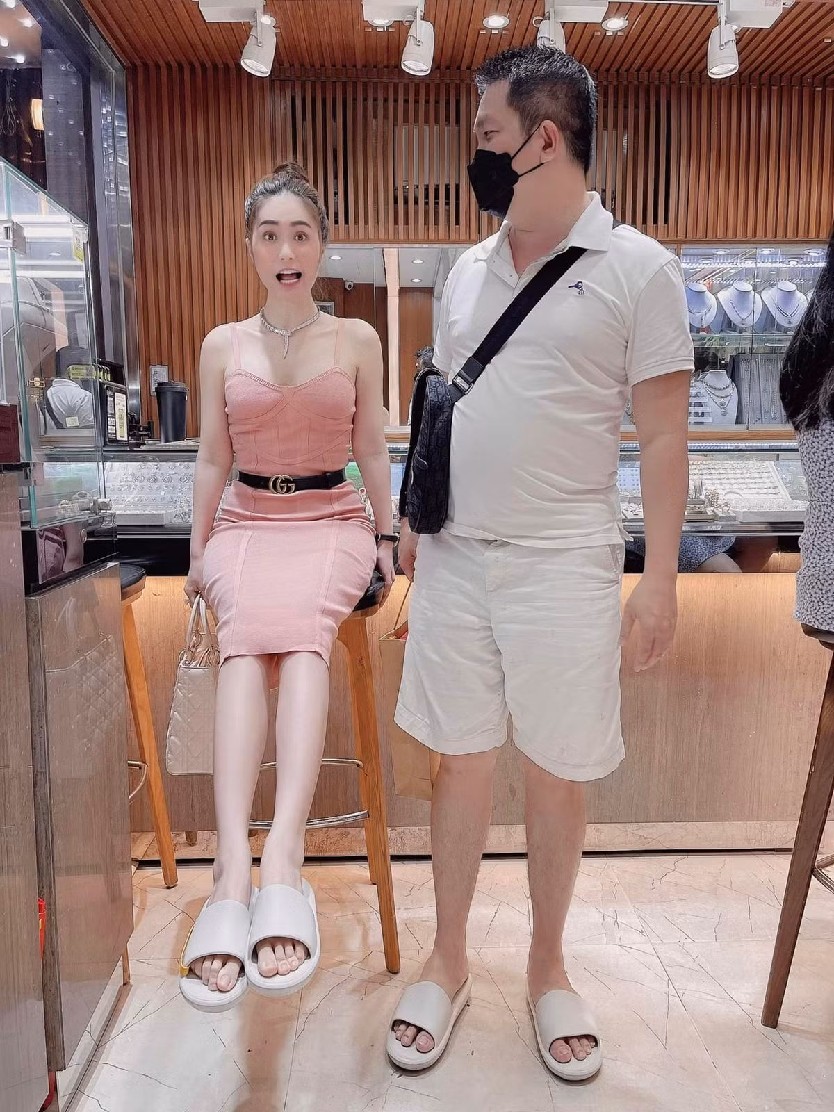 Bất ngờ lại nối tiếp bất ngờ khi đến chiều cùng ngày, Di Băng tiếp tục khoe món quà thứ hai là chiếc siêu xe Porsche Taycan giá trị từ 5,72 tỷ đồng - 9,5 tỷ đồng.