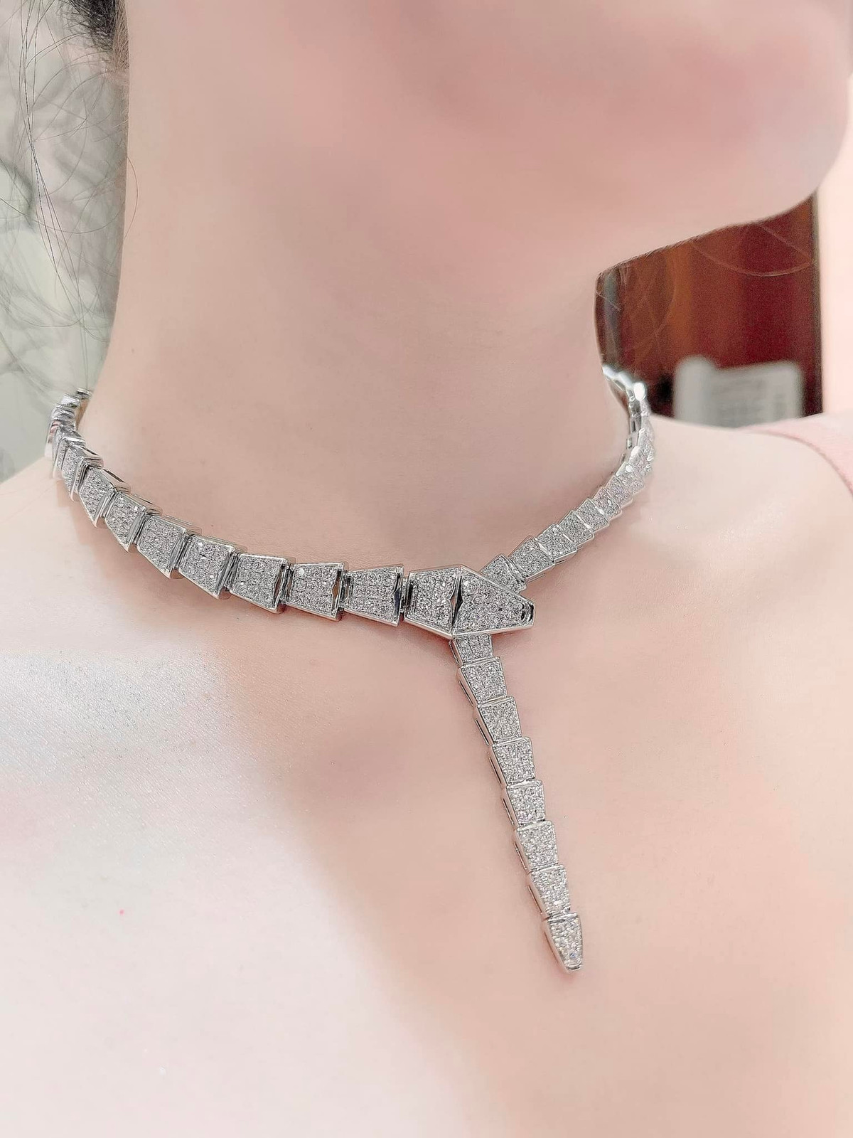 Cách đây tròn 1 tháng, nhân dịp 20/10, doanh nhân Nguyễn Quốc Vũ cũng mạnh tay tặng vợ chiếc đồng hồ nạm kim cương 7,70 carat trị giá lên đến 2,9 tỷ đồng.