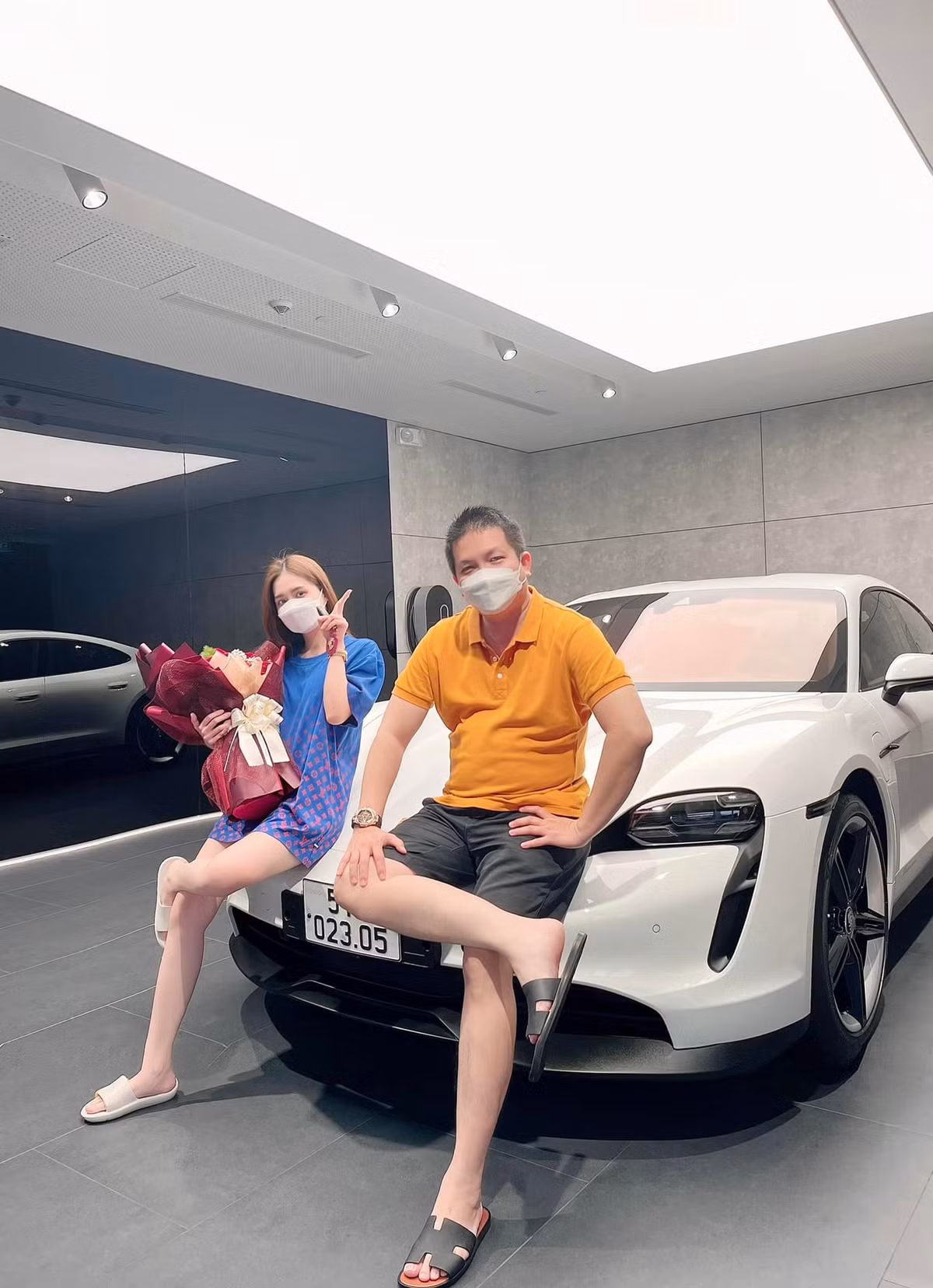 Bên cạnh những món quà sang trọng, đắt giá, chồng Băng Di còn rất ngọt ngào, quan tâm vợ từng những cử chỉ nhỏ nhất.