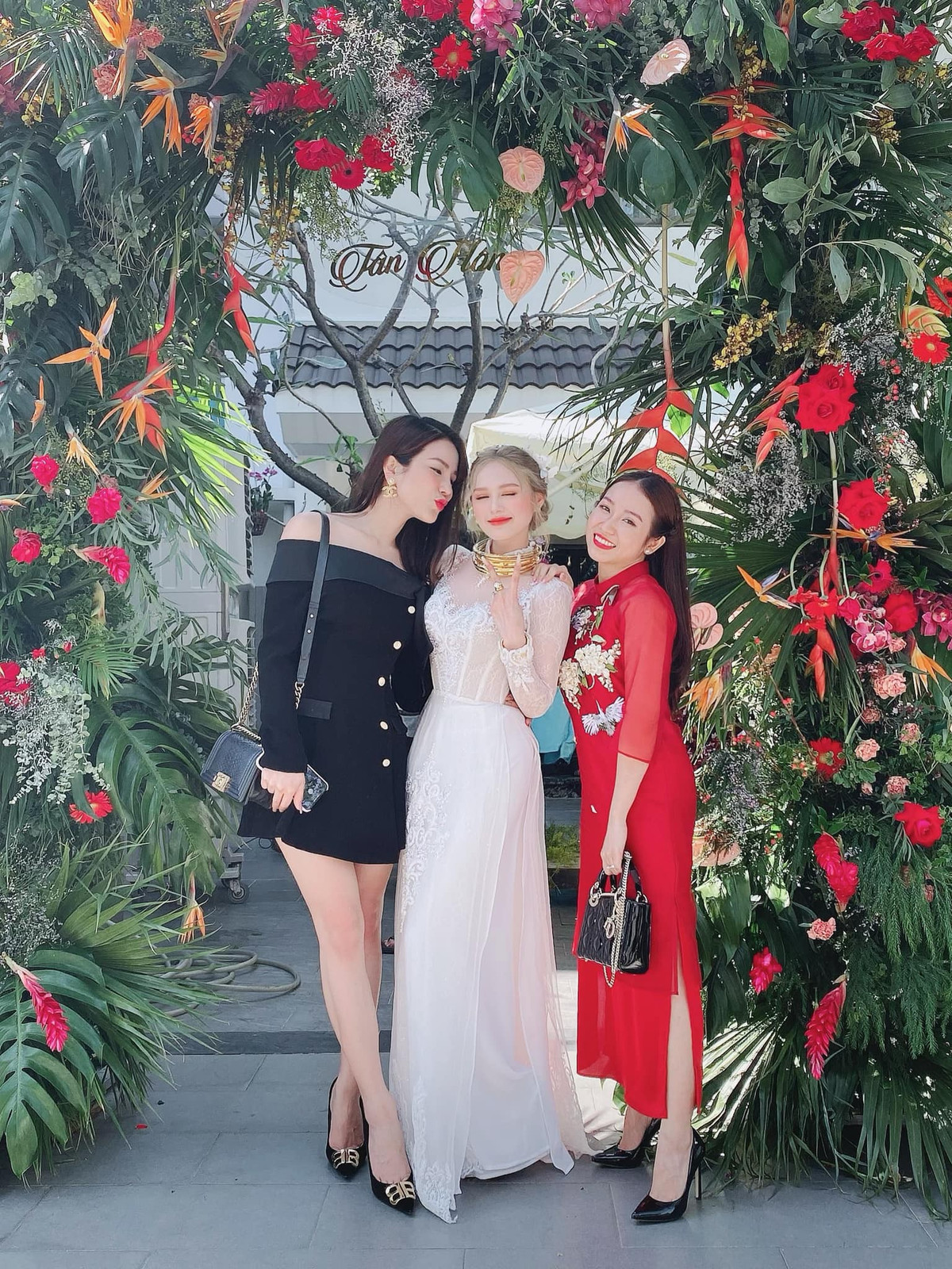 Xoài Non và Diệp Lâm Anh từng chụp ảnh thân thiết trong ngày cưới nàng hot girl 2K khiến nhiều người vô cùng thích thú.