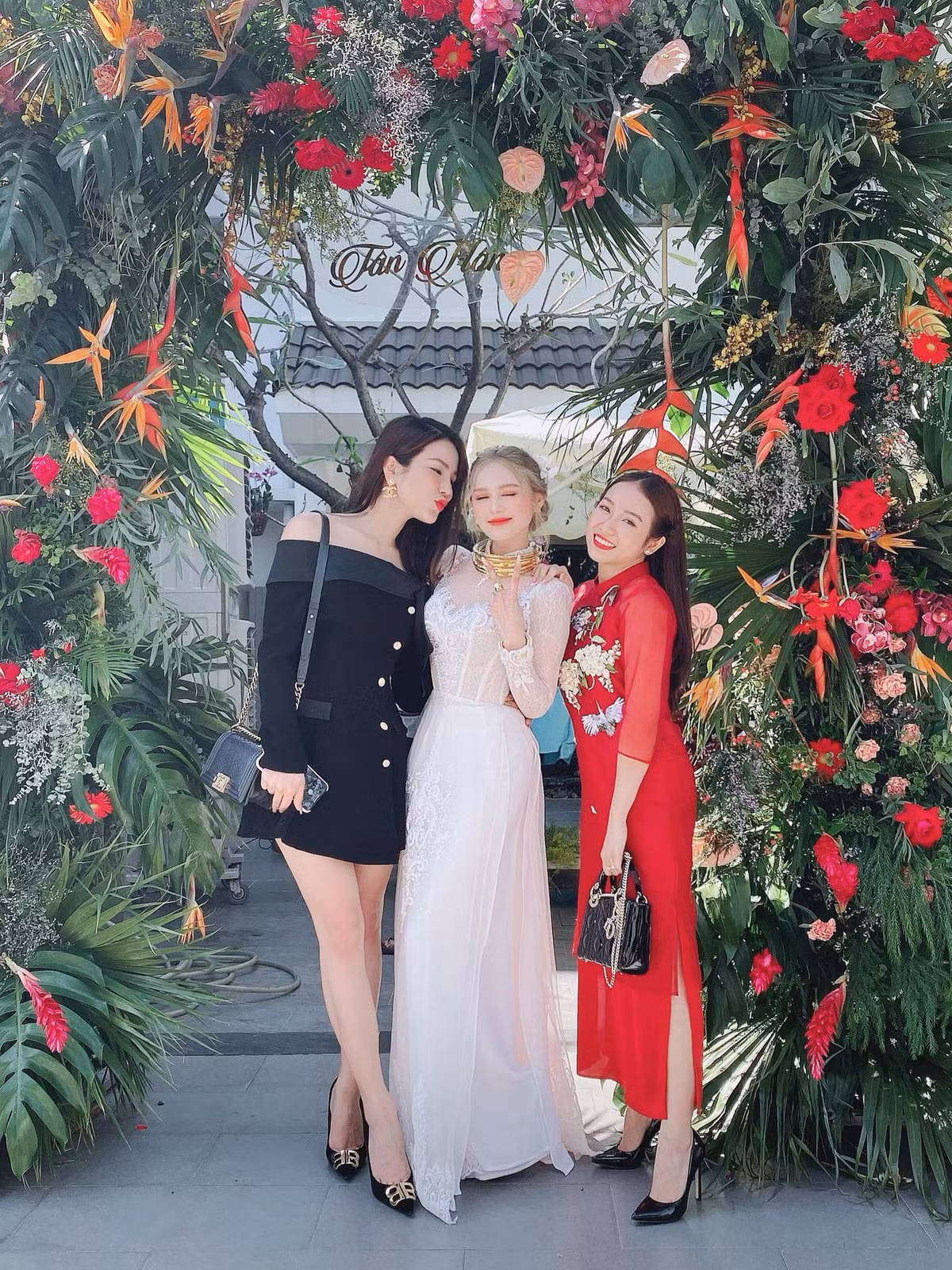 Xoài Non và Diệp Lâm Anh từng chụp ảnh thân thiết trong ngày cưới nàng hot girl 2K khiến nhiều người vô cùng thích thú.