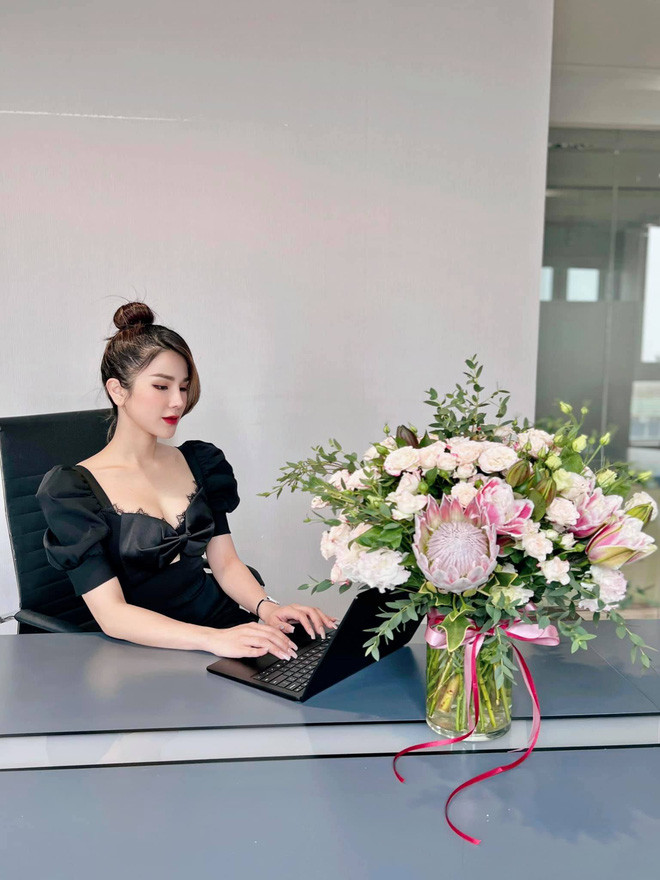 Về phía Diệp Lâm Anh, sau lùm xùm người đẹp vẫn quyết giữ im lặng. Trong nửa năm qua, Diệp Lâm Anh rất hạn chế nhắc đến ông xã đại gia trên MXH