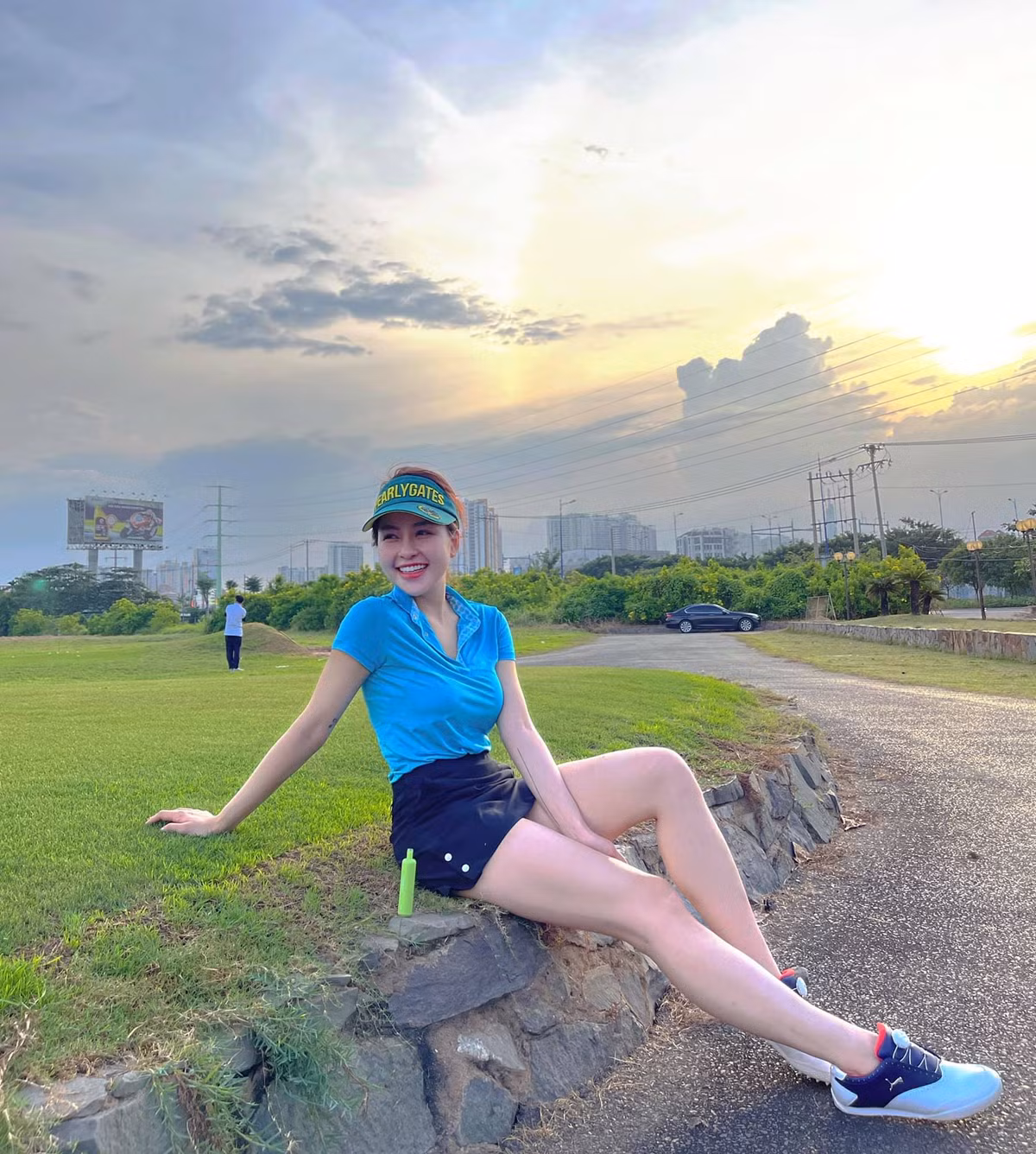 Không giống như nhiều mỹ nhân khác chọn cách ở ẩn sau scandal lộ clip nóng, hot girl Trâm Anh đã vượt qua những ngày khó khăn đó và hoạt động bình thường.