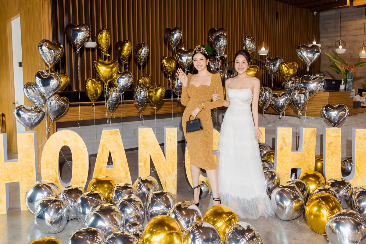 Dự tiệc sinh nhật, Trâm Anh diện chiếc đầm hai dây màu trắng tinh khôi dài chấm đất, tóc vấn gọn gàng, trang điểm lộng lẫy, nhanh chóng chiếm luôn spotlight trong bữa tiệc.