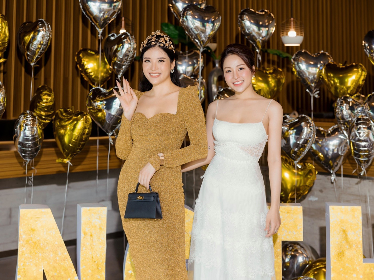 Mới đây, xuất hiện trong một bữa tiệc sinh nhật hoành tráng của người chị em thân thiết, người đẹp trở thành tâm điểm chú ý vì sắc vóc xinh đẹp lộng lẫy khác ngày thường.