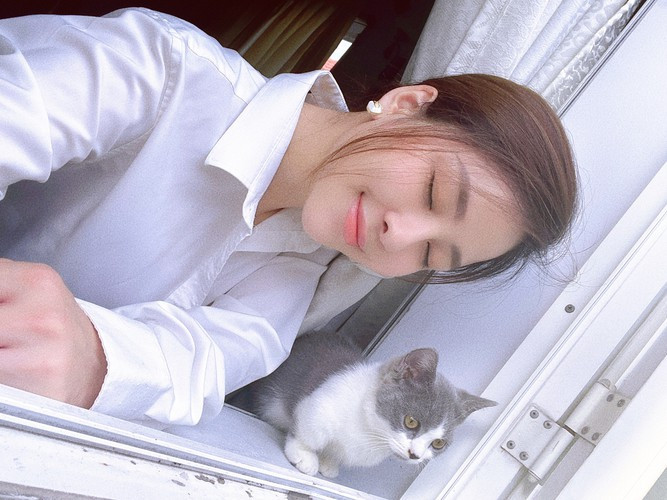 Diện mạo của cô nàng khi đi tiệc khác hẳn hình ảnh xuề xòa bận đồ ngủ ở nhà.